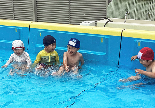 プール遊び