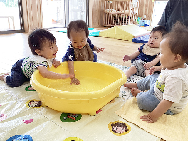 0歳児の水遊び