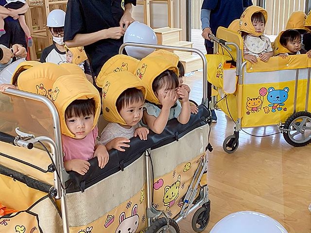 防災頭巾をかぶった園児たち