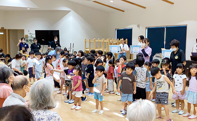 おじいちゃんおばあちゃんに歌のプレゼント