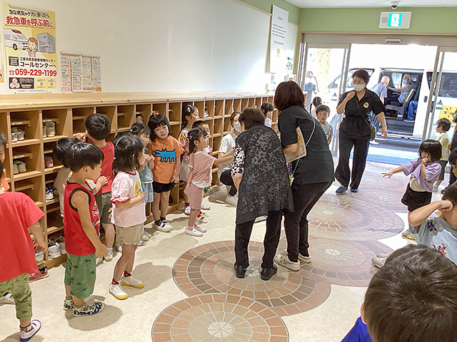 おじいちゃんおばあちゃんを見送る園児たち