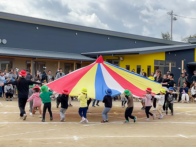 ハワイのダンスや万博をイメージしたバルーン演技