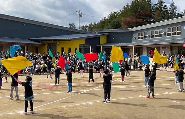 園庭に子どもたち、お家の方、地域の方