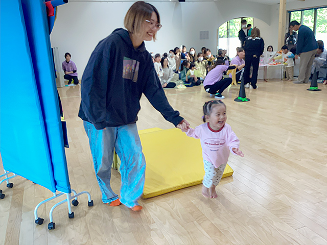お家の人と手をつないでサーキット遊び