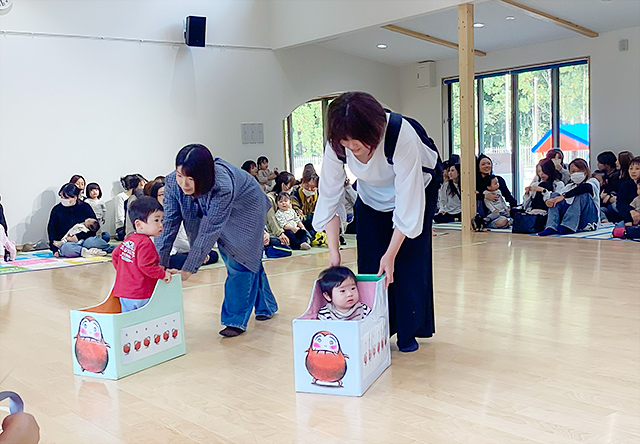 大好きな絵本をテーマにした列車に乗り、運転手は大好きなお母さん