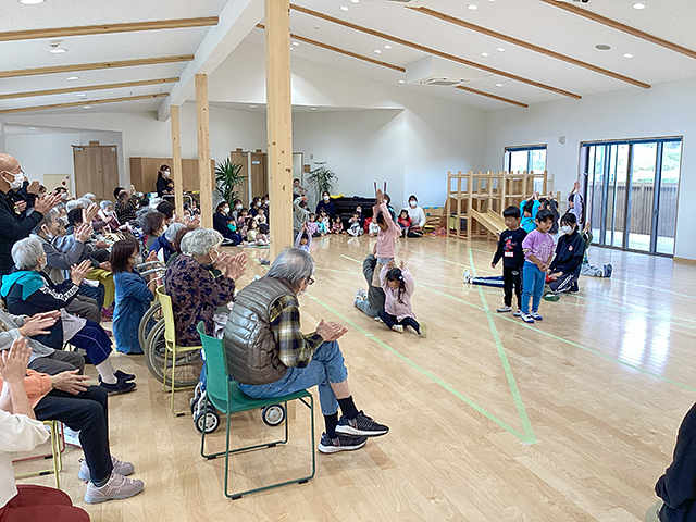 たくさんの高齢者の方と園児たち