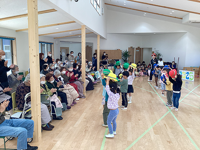 たくさんの高齢者の方と園児たち